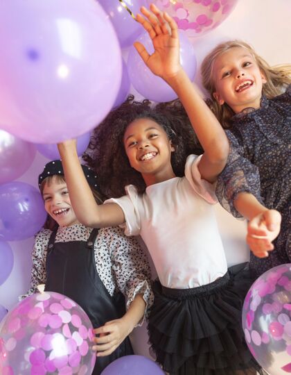 一起用气球描绘聚会上的年轻女孩节日年轻派对