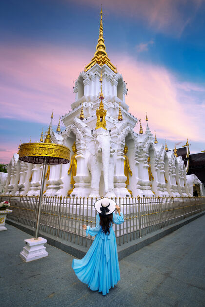 瓦游客在泰国清莱的华侨城参观佛陀宗教古代