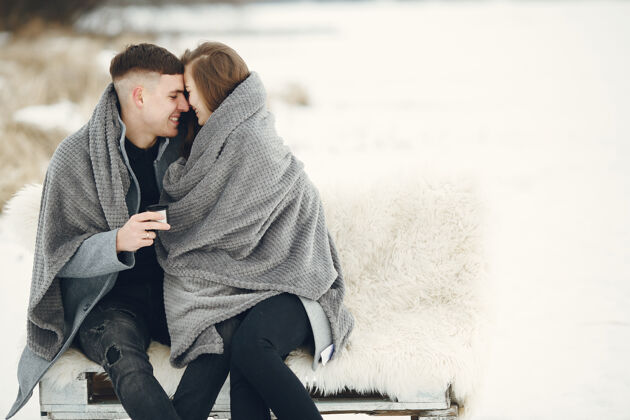 情侣一对夫妇在雪林中的生活方式照片人们在户外度过寒假男人男孩男性