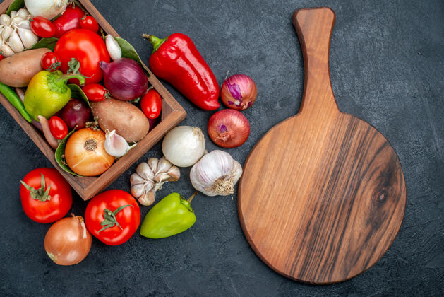 健康顶视图新鲜蔬菜组成的深色餐桌上成熟的新鲜色拉西红柿新鲜蔬菜组成饮食