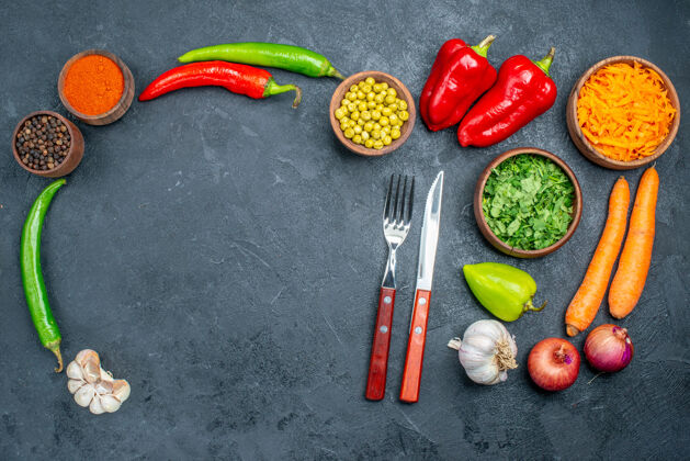 新鲜顶视图新鲜蔬菜与绿色的深色桌子上成熟的沙拉蔬菜蔬菜螺丝刀沙拉