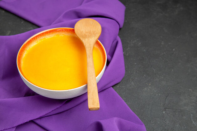 柑橘前视图简单的南瓜汤紫色纸巾和黑暗的办公桌感恩节晚餐顺利新鲜用餐果汁
