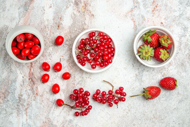 甜点白色桌面上的红色水果和浆果新鲜的红色水果浆果草莓食用水果水果