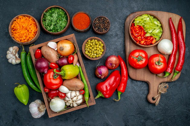 饮食顶视图新鲜蔬菜与绿色的深色餐桌蔬菜颜色成熟沙拉沙拉午餐绿色