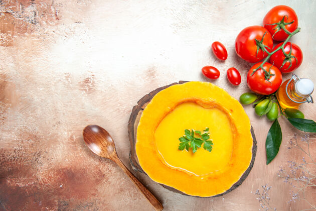 柑橘南瓜汤俯视图汤勺上的菜板西红柿柑橘类水果叶油美食番茄汤匙