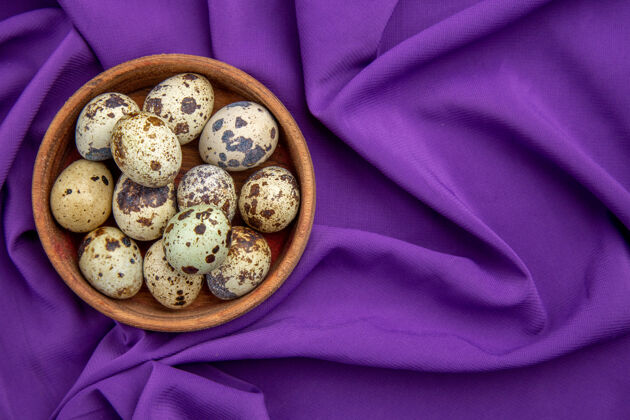 新鲜鸡蛋近距离观察木锅里的小鸡蛋有机食物特写
