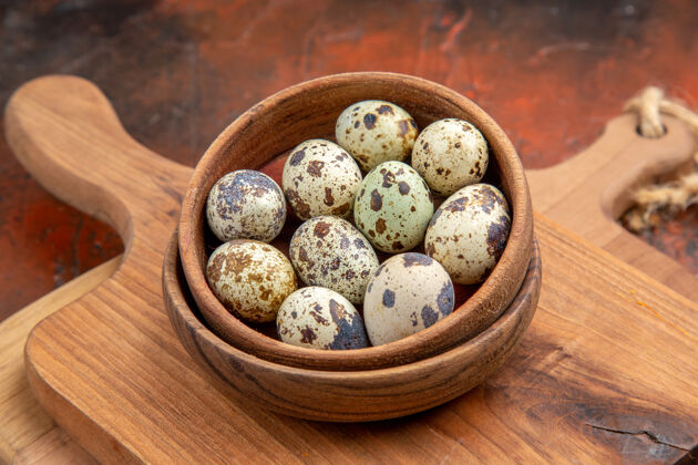 特写在乡村装饰的小新鲜鸡蛋特写食物有机小鸡蛋
