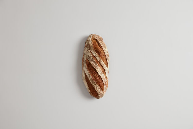 美食用发酵粉和有机面粉做的长白面包 独立的 自制的烘焙理念 健康的营养 碳水化合物产品 饮食和消费主义 俯视图 选择焦点脆脆整个传统