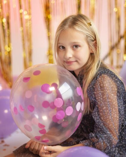 女孩年轻漂亮的女孩在节日派对上拿着气球庆典漂亮模特