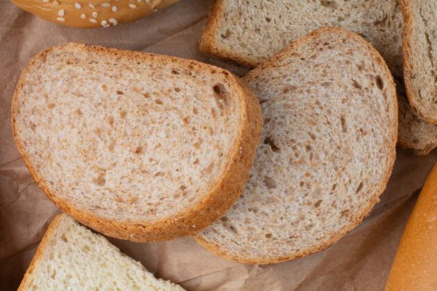 健康石头面上的黑麦面包片面包传统新鲜
