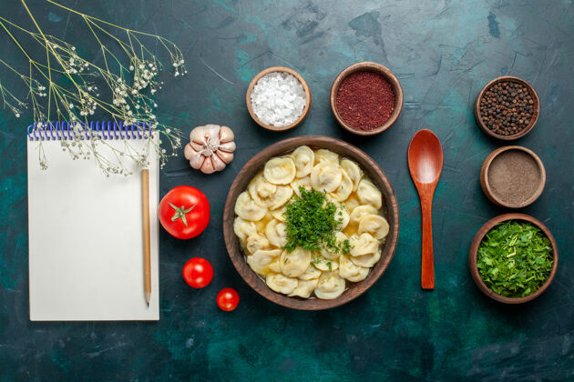 美食俯瞰美味的饺子汤配上不同调味料的绿桌汤肉面团蔬菜食品桌子午餐面团