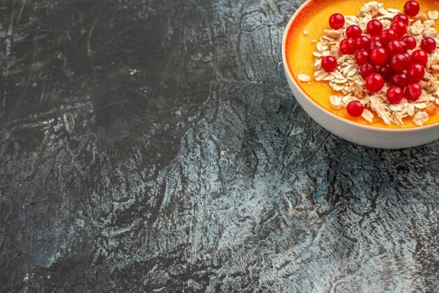 壁板侧面特写查看浆果开胃浆果在橙色碗在灰色的桌子上餐厅美味西红柿