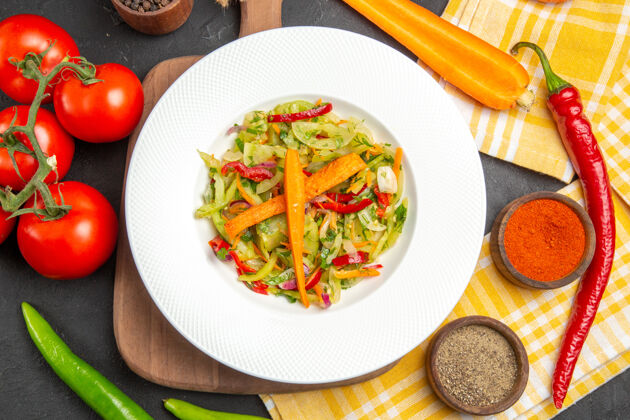 切割顶部特写查看蔬菜香料蔬菜沙拉在砧板桌布美食美味午餐