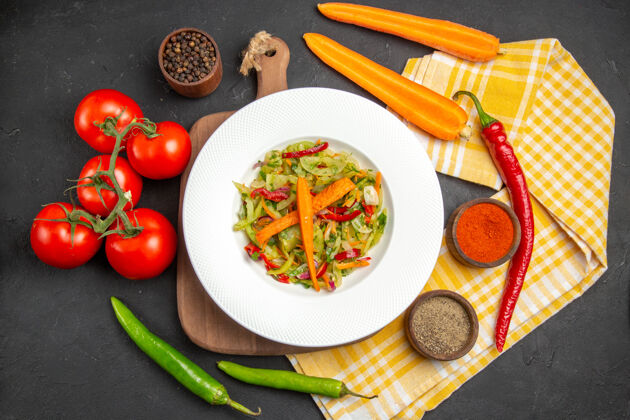 特写顶部特写查看蔬菜沙拉在砧板桌布香料蔬菜番茄切割膳食