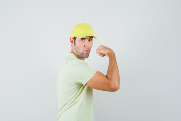 现代穿黄色制服的年轻人 手臂肌肉发达 看上去很强壮胡茬自信衬衫