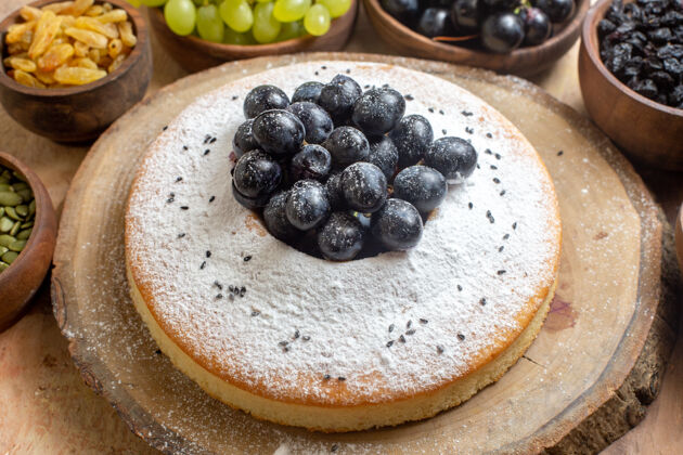 食物侧面特写一个蛋糕一个蛋糕在板上一碗葡萄南瓜子葡萄干南瓜蛋糕农产品