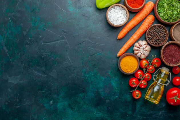 新鲜顶视图不同的调味品 以新鲜西红柿为背景 深绿色为配料 产品餐 食品蔬菜深绿色视图配料