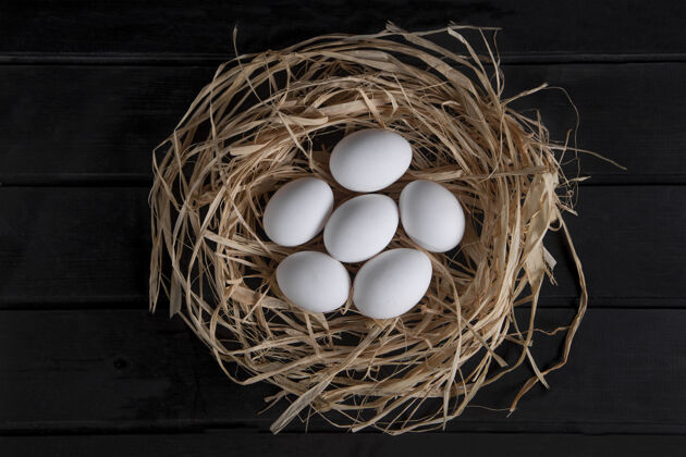 健康黑面燕窝里的一堆新鲜生鸡蛋高质量的照片美味蛋壳易碎