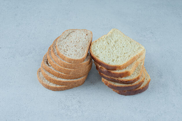 小麦石头表面的新鲜面包片饮食食品新鲜