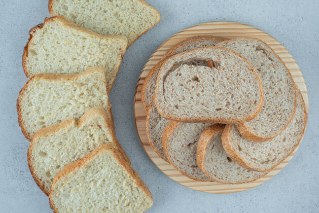 切片各式各样的面包片放在石头表面美食面包黑麦