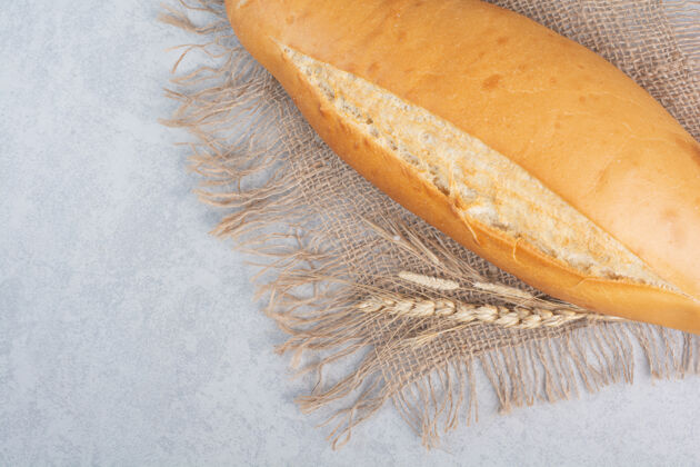 美味松脆的粗麻布面包和小麦食品顶视图白面包