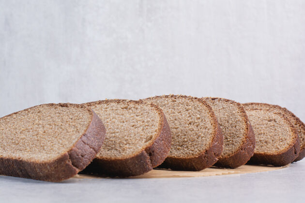 面包石头上的黑面包片面包皮营养种子