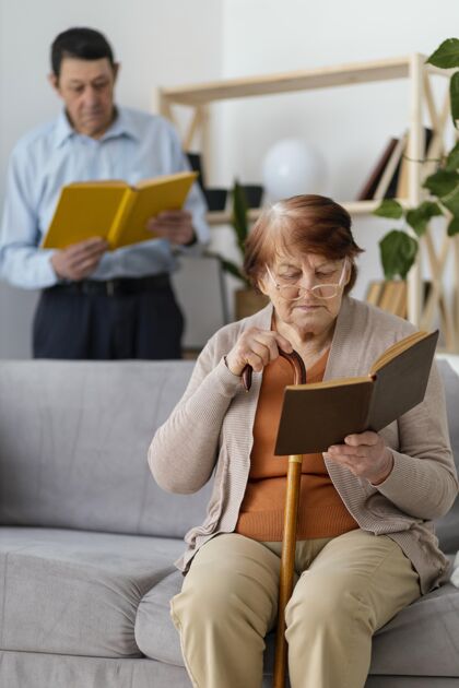 室内中镜头男女阅读老年人社会女人