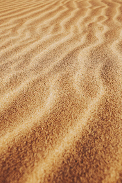 垂直沙漠里沙子上图案的垂直拍摄沙丘沙热