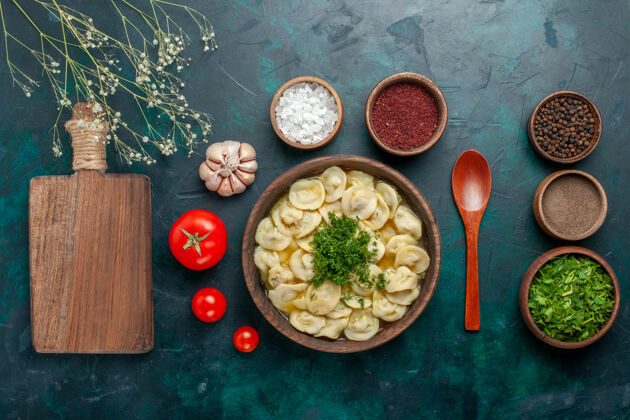肉俯瞰美味的饺子汤 用不同的调味料上青面汤 肉面团蔬菜食品餐厅生的景观