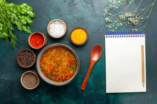 顶部顶视图美味蔬菜汤不同调味料上灰面食物餐蔬菜汤配料产品配料勺子不同