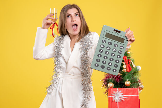 圣诞节正面图女医生拿着计算器和香槟人香槟计算器