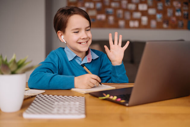 学校一个未成年男孩用笔记本电脑上网上课 向老师问好小学生洋葱隔离