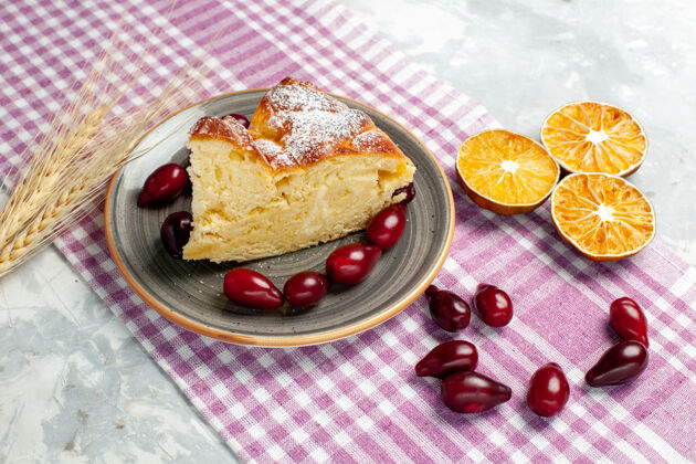 营养品正面图美味的蛋糕片和新鲜的红山茱萸在白色表面水果浆果饼干糖蛋糕派餐盘子饼干