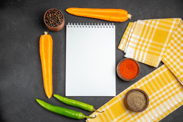 新鲜的顶部特写查看蔬菜笔记本格子桌布胡萝卜辣椒香料香料工具胡萝卜