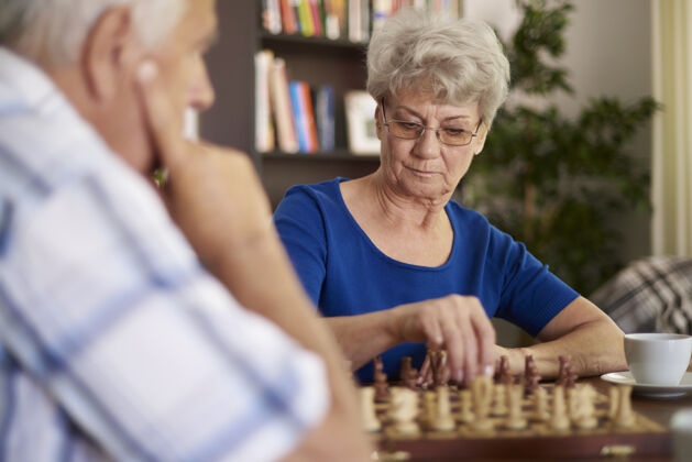欢呼国际象棋是一种需要耐心的游戏坐着严肃老人