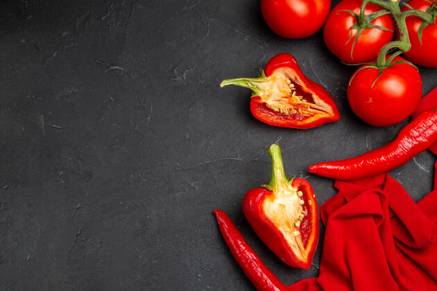 番茄顶部特写查看蔬菜辣椒甜椒西红柿花梗在桌布上蔬菜水果辣椒