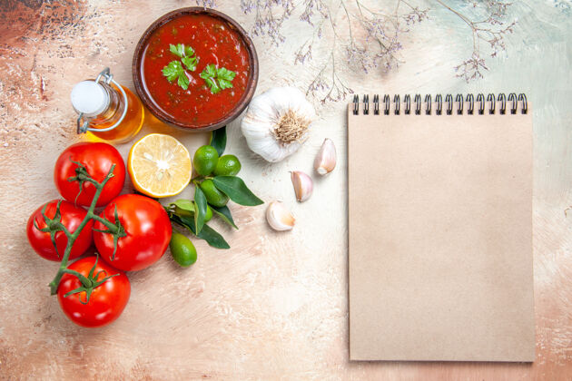 笔记本顶视图酱油番茄与花梗柠檬酱大蒜奶油笔记本瓶饮食胡椒油