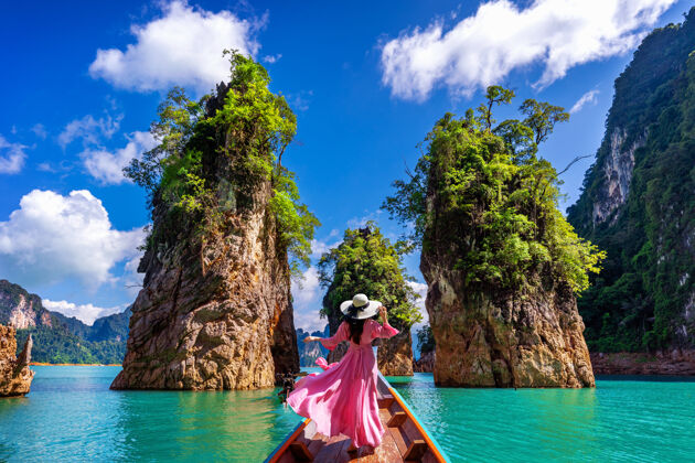 风景泰国素拉特萨尼省考索国家公园 美丽的女孩站在船上望着ratchaprapha大坝的群山索克山风景