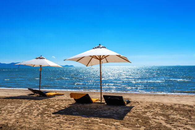 风景热带海滩上的椅子和雨伞保加利亚海洋沙滩