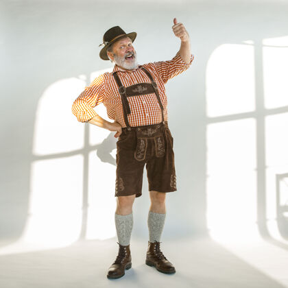 欧洲啤酒节男子肖像 穿着传统的巴伐利亚服装胡须啤酒慕尼黑