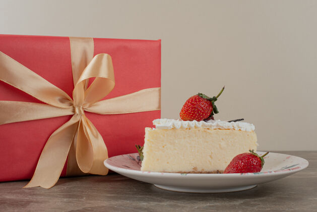 草莓草莓芝士蛋糕和大理石桌上的礼物礼物圣诞节糕点