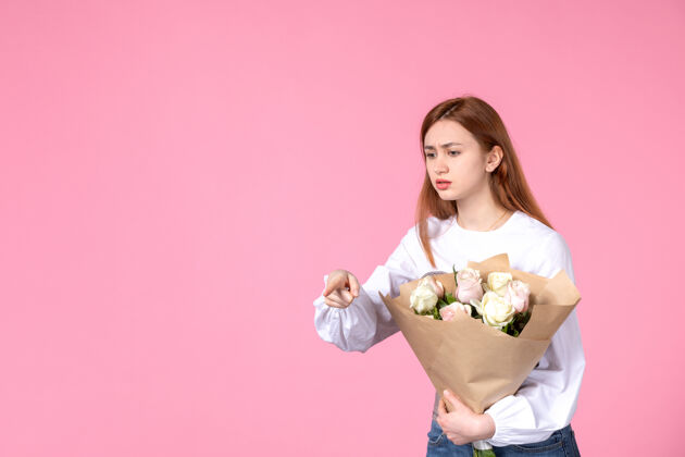 人正面图：带花朵的年轻女性 作为女性节礼物 粉色背景 水平女性三月 爱情女性 性感日期平等花花束玫瑰