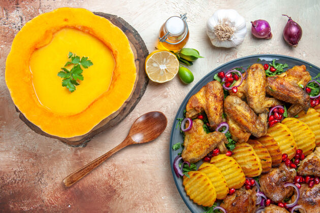美味顶部特写镜头一个汤盘上的鸡肉南瓜汤板上的勺子油柠檬洋葱午餐特写鸡肉