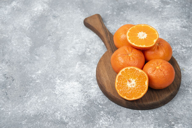 甜点石桌上摆满了橙子汁的木板味道成熟圆形