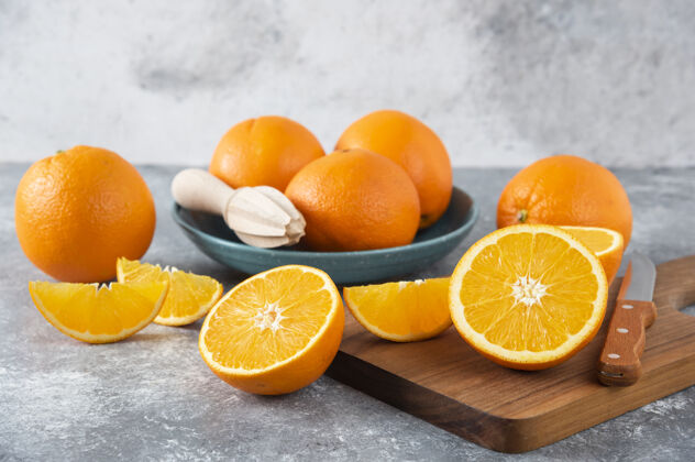 异国情调把橙子切成片 放在木板上 再放上整个橙子味道提神甜点