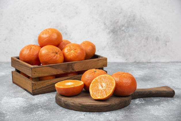 甜点石桌上放着一块木板 上面放着多汁的橙子片水果圆形新鲜