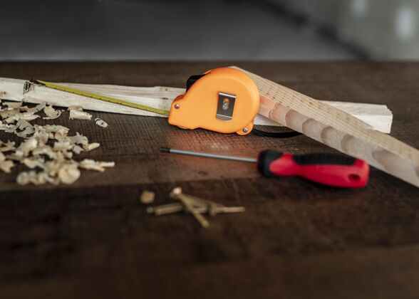 螺丝刀桌面上的木制工具俯视图设备木材工艺