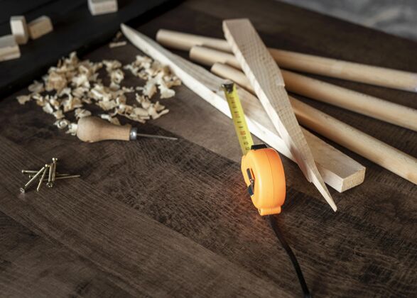 木材桌面上的木制工具俯视图工匠螺丝刀工具