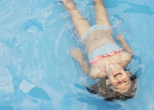 水平泳池中的快乐女孩年轻游泳池肖像