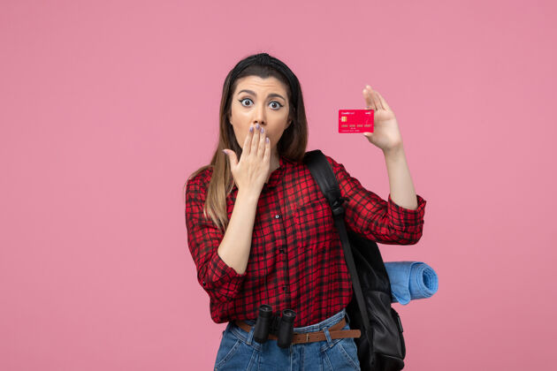 女士正面图身穿红色衬衫的年轻女性 粉色背景上有银行卡 女性颜色为人类年轻女性人漂亮